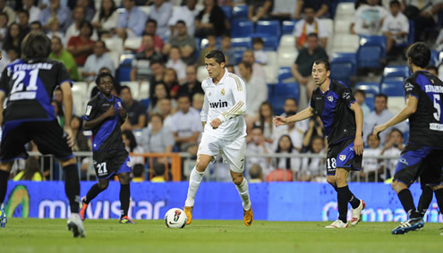 Cristiano Ronaldo driving the ball in the middle of 4 Rayo Vallecano defenders, in La Liga 2011-2012