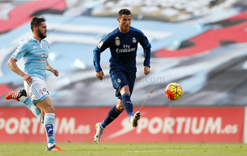 Cristiano Ronaldo chipping the ball in Celta de Vigo vs Real Madrid