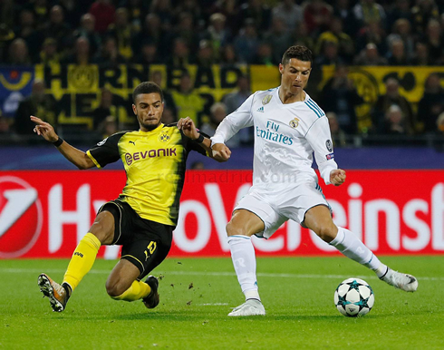 Cristiano Ronaldo finishes off an attacking play with his left foot in Borussia Dortmund 1-3 Real Madrid