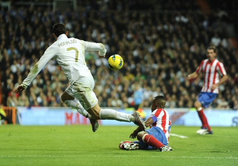 Cristiano Ronaldo jumping over Perea and assisting Di María for goal