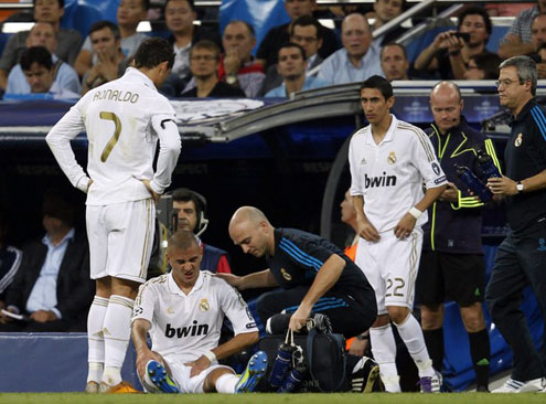 Cristiano Ronaldo near Benzema, worried about his injury against Ajax in 2011/12