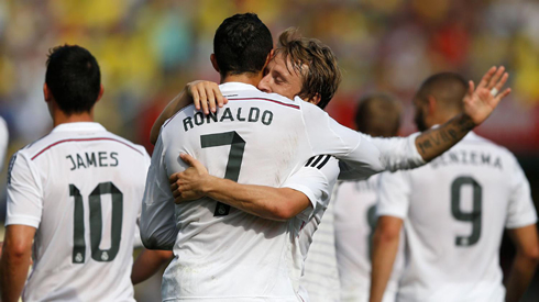 Cristiano Ronaldo hugging Luka Modric in Real Madrid's 0-2 win against Villarreal