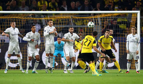 Cristiano Ronaldo jumping in the freekick wall, in Dortmund 2-2 Real Madrid