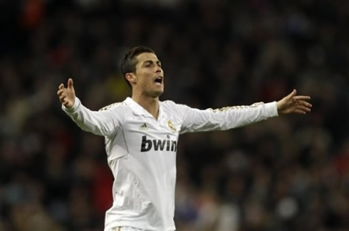 Cristiano Ronaldo opens his arms and complains about a referee call