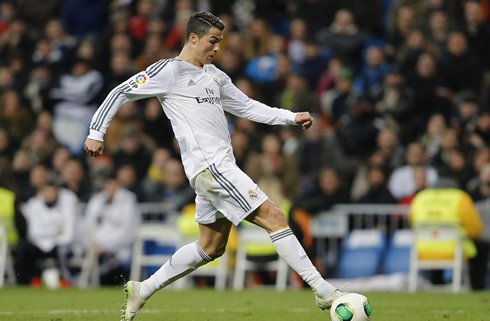 Cristiano Ronaldo controlling the ball with his right boot, in Real Madrid vs Espanyol