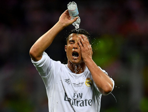 Cristiano Ronaldo pouring water to his face ahead of extra time in UCL final