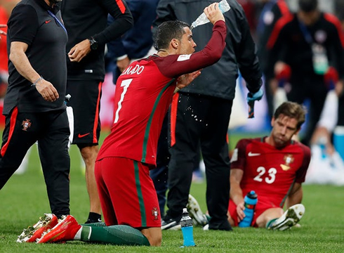 Cristiano Ronaldo pours water in his forehead before the extra time between Portugal and Chile