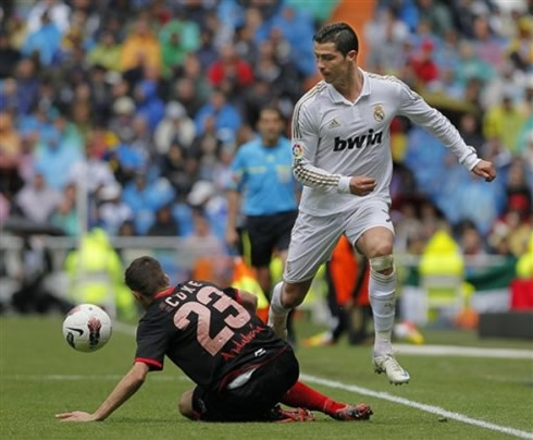 Cristiano Ronaldo getting past Coke, in Real Madrid vs Sevilla in the Santiago Bernabéu