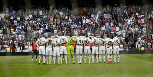 Real Madrid players paying a 1-minute of silence tribute for the vitctims of Nepal in 2015