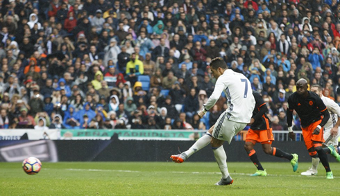 Cristiano Ronaldo takes his penalty-kick in Real Madrid 2-1 Valencia in 2017