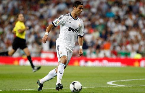 Cristiano Ronaldo running with the ball close to his feet, in a game for Real Madrid in 2012-2013