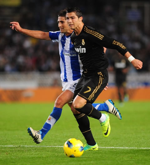 Cristiano Ronaldo running side by side with a defender