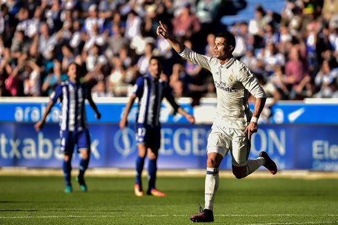 Cristiano Ronaldo puts his finger up after scoring in Alavés 1-4 Real Madrid for La Liga 2016-17