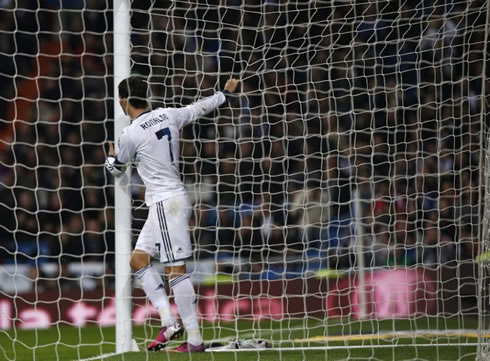 Cristiano Ronaldo holding to the net with his hand, in Real Madrid vs Barcelona in 2013
