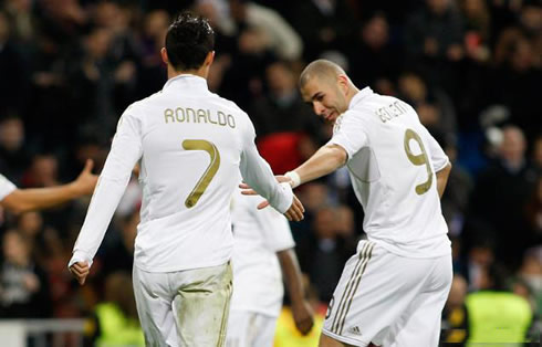 Cristiano Ronaldo looking sad and being comforted by Karim Benzema, in Real Madrid vs Granada (5-1)