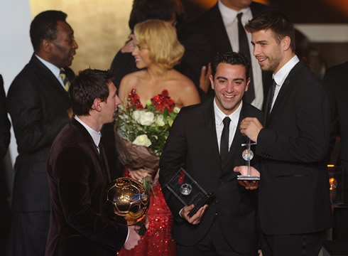 Lionel Messi, Xavi and Piqué talking and smiling, while Pelé says something to Shakira behind them
