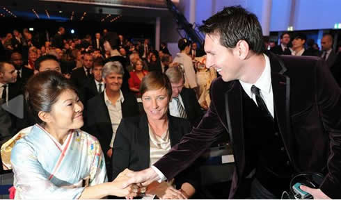 Messi saluting Homare Sawa from Japan, at FIFA Balon d'Or 2011-2012 gala/ceremony