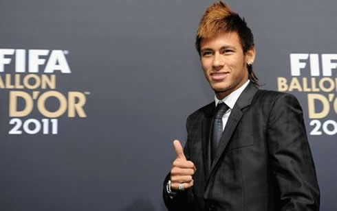 Neymar giving thumbs up in a black suit, at the FIFA Balon d'Or 2011 ceremony