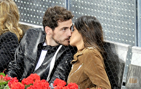 Iker Casillas kissing Sara Carbonero, while on the crowd and watching a tennis game