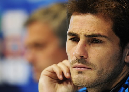Iker Casillas serious look during an interview, with José Mourinho behind him