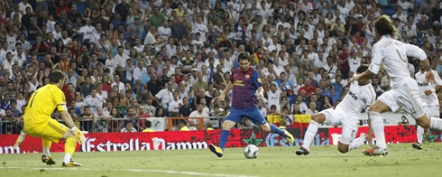 Lionel Messi preparing to score a goal to Casillas in a Real Madrid vs Barcelona Clasico, in 2011-2012
