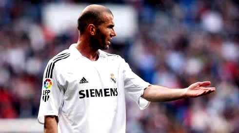 Zinedine Zidane stretching his hand, in a Real Madrid match