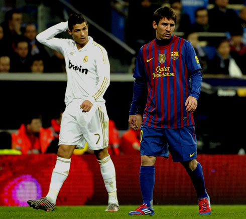 Cristiano Ronaldo and Lionel Messi with their eyes on the ball, in a Barcelona vs Real Madrid Clasico, in 2011-2012
