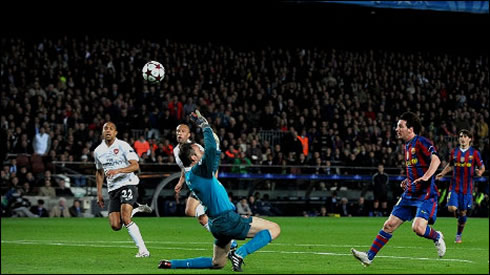 Lionel Messi best goal in 2011, in Barcelona vs Arsenal for the UEFA Champions League