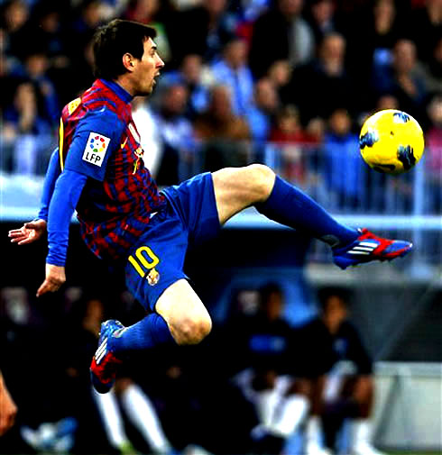 Lionel Messi receiving and catching the ball in the air, in Barcelona 2012