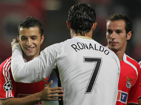 Cristiano Ronaldo greeting Simão Sabrosa and Petit, in a clash between Manchester United and Benfica, for the UEFA Champions League