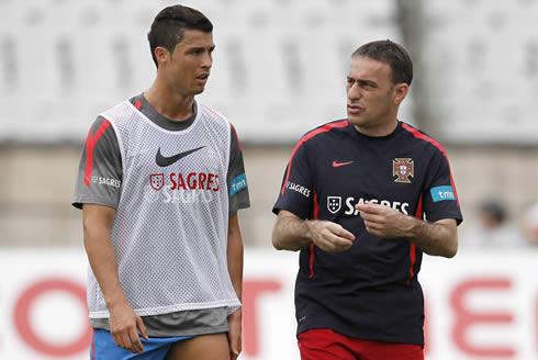 Cristiano Ronaldo in a Nike vest, talking with the Portuguese National Team coach, Paulo Bento