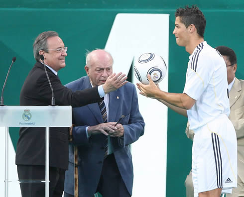 Cristiano Ronaldo with Florentino Pérez and Di Stéfano, at his Real Madrid presentation in 2009