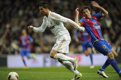 Cristiano Ronaldo dribbles a defender and starts running, in Real Madrid 4-2 Levante, in 2012