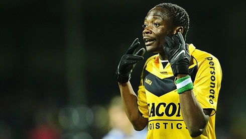 Ahmed Musa with his head shaved and wearing gloves, in VVV Venlo, during the Dutch League in 2011