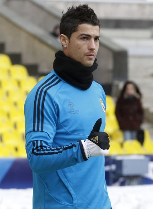 Cristiano Ronaldo new look, wearing Adidas gloves, in Real Madrid 2012