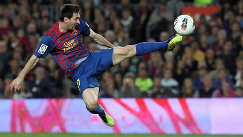 Lionel Messi acrobatic shot, in Barcelona 2012