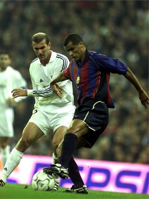 Rivaldo playing against Zinedine Zidane, in a Barcelona vs Real Madrid game