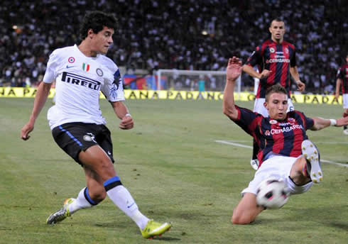 Philippe Coutinho making a cross with his right foot, in Inter Milan in 2011