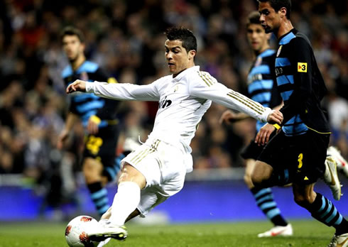 Cristiano Ronaldo losing his balance when shooting, in Real Madrid 5-0 Espanyol, in 2012