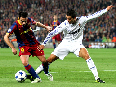 Cristiano Ronaldo trying to steal the ball from Xavi Hernandez, in Barcelona vs Real Madrid Clasico, in 2010-2011