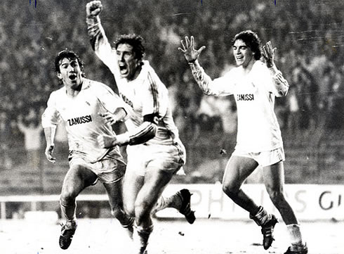 Carlos Santillana celebrating a goal for Real Madrid