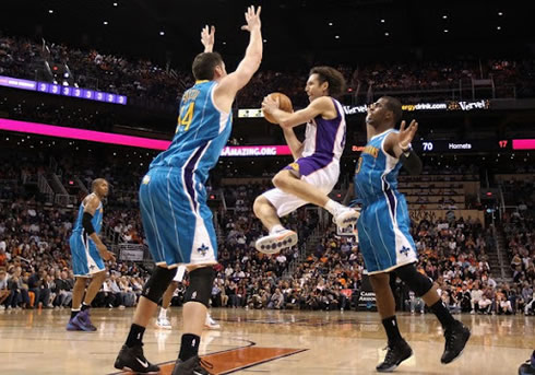Steve Nash assisting a teammate in the air, in an NBA game