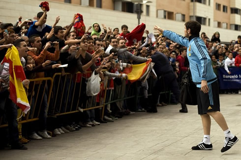 Iker Casillas sending a gift to the fans in the crowd