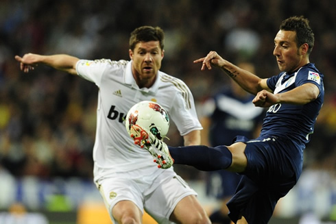 Xabi Alonso watching Santi Cazorla technique skills, in Real Madrid vs Malaga in 2012