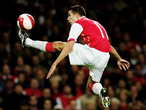 Robin van Persie great technique controlling the ball in the air, Arsenal 2012