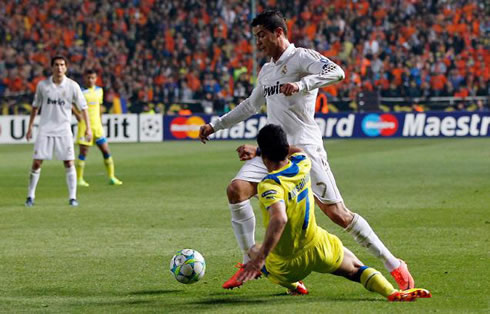 Cristiano Ronaldo dribbling a defender in APOEL 0-3 Real Madrid, in 2012