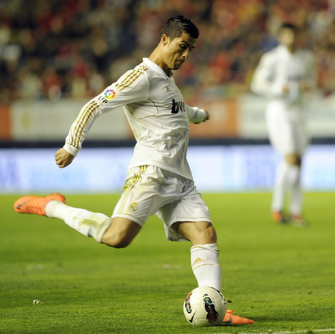 Cristiano Ronaldo shooting technique and knuckle ball strike, in Real Madrid 2012