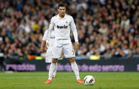 Cristiano Ronaldo free-kick stance, in Real Madrid vs Valencia, in 2012