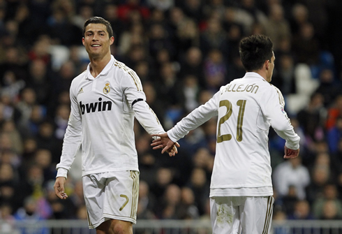Cristiano Ronaldo and Callejón, giving hands in a Real Madrid game in 2012