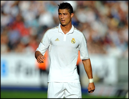 Ronaldo Jersey on Cristiano Ronaldo Playing For Real Madrid In 2012  In A White Jersey